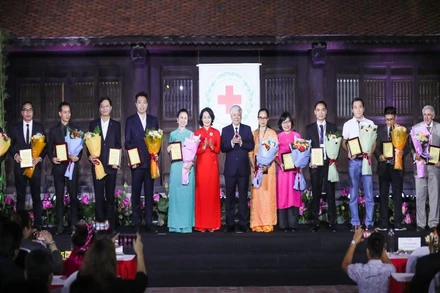 Tôn vinh các tổ chức, doanh nghiệp có nhiều đóng góp cho phong trào nhân đạo. 