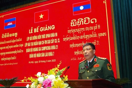 Thượng tướng Trần Việt Khoa, Giám đốc Học viện Quốc phòng phát biểu tại buổi lễ. 