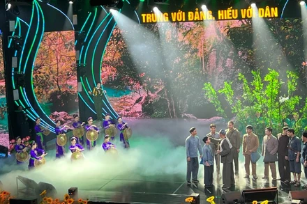 Chương trình nghệ thuật chính luận "Trung với Đảng, hiếu với dân". 