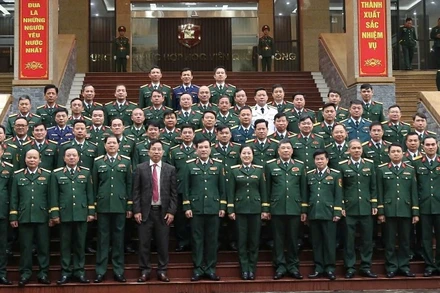 Các đại biểu chụp ảnh lưu niệm. 