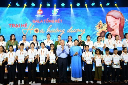 Đồng chí Nguyễn Hòa Bình và đồng chí Hà Thị Nga trao quà tặng các cặp Mẹ-Con trong chương trình Gala.