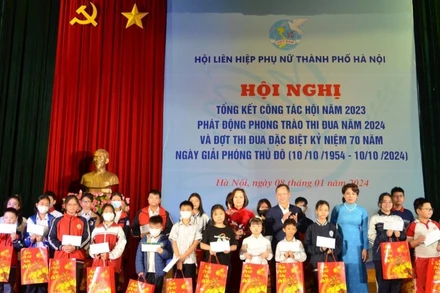 Ban tổ chức trao quà tặng trẻ em có hoàn cảnh khó khăn. 