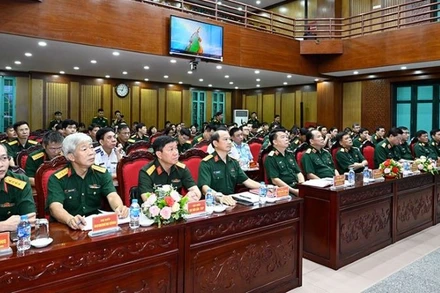 Các đại biểu tham dự lễ phát động cuộc thi viết. 