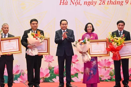 Phó Chủ tịch Thường trực Quốc hội Trần Thanh Mẫn trao Huân chương Lao động và tặng hoa chúc mừng các cá nhân. (Ảnh: Duy Linh)