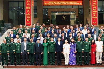 Các đại biểu chụp ảnh lưu niệm. 