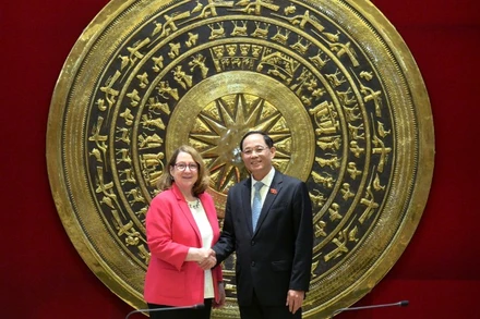 Phó Chủ tịch Quốc hội Trần Quang Phương tiếp Đoàn Ủy ban Đánh giá Kinh tế và An ninh Hoa Kỳ-Trung Quốc của Quốc hội Hoa Kỳ.