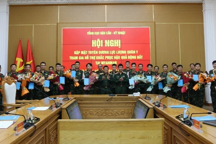 Chủ nhiệm Tổng cục Hậu cần-Kỹ thuật Trần Minh Đức biểu dương lực lượng quân y tham gia hỗ trợ khắc phục hậu quả động đất tại Myanmar. 