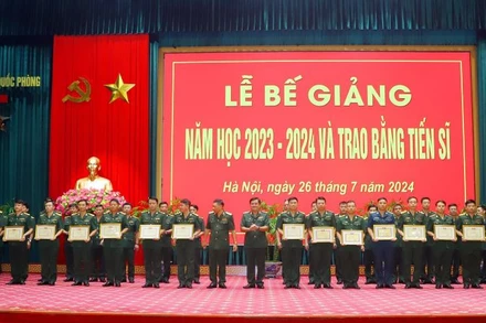 Lãnh đạo Học viện Quốc phòng trao Bằng khen tặng các tập thể, cá nhân hoàn thành xuất sắc nhiệm vụ năm học 2023- 2024. 