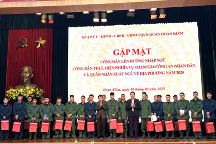 Trao quà tặng các tân binh trước ngày lên đường nhập ngũ.