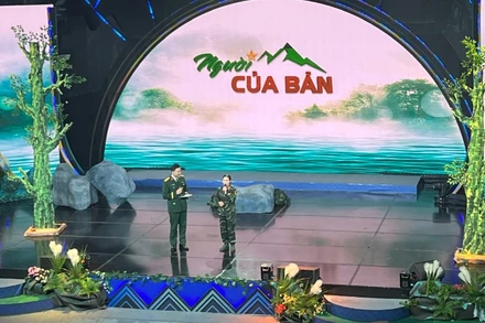 Khách mời tham gia giao lưu tại Lễ tuyên dương điển hình "Dân vận khéo". 