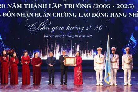 Phó Chủ tịch nước Võ Thị Ánh Xuân trao Huân chương Lao động hạng Nhì tặng Trường trung học cơ sở Đoàn Thị Điểm.