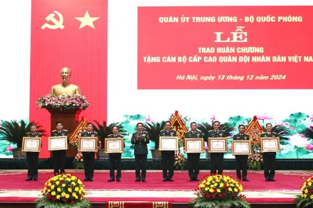 Bộ trưởng Quốc phòng Phan Văn Giang trao Huân chương Quân công hạng Ba tặng các đồng chí lãnh đạo Bộ Quốc phòng, Bộ Tổng Tham mưu, Tổng cục Chính trị.