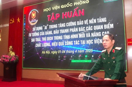 Thiếu tướng Lê Văn Hải, Phó chính ủy Học viện Quốc phòng phát biểu khai mạc tập huấn. 