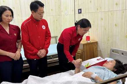 Phó Chủ tịch Trung ương Hội Chữ thập đỏ Việt Nam Huỳnh Thị Xuân Lam thăm hỏi nạn nhân vụ cháy chung cư mini trên phố Khương Hạ (Hà Nội).