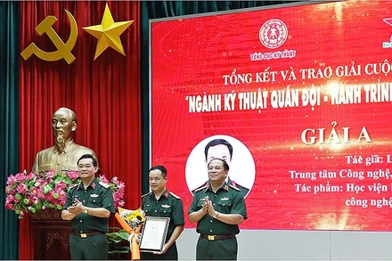 Vinh danh tác phẩm đoạt Giải A trong cuộc thi viết. 