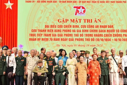 Các đại biểu tham dự chương trình chụp ảnh lưu niệm. ( Ảnh: Thủy Nguyên)