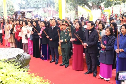 Các đồng chí lãnh đạo, nguyên lãnh đạo Đảng, Nhà nước dâng hương tại Khu di tích quốc gia đặc biệt đền Hai Bà Trưng (huyện Mê Linh).