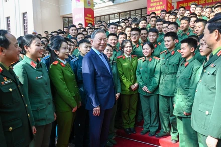 Tổng Bí thư Tô Lâm cùng các đồng chí lãnh đạo Bộ Quốc phòng và các đại biểu. (Ảnh: DUY LINH)