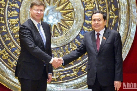 Phó Chủ tịch Thường trực Quốc hội Trần Thanh Mẫn và Phó Chủ tịch Ủy ban châu Âu (EC) kiêm Cao ủy thương mại EU Valdis Dombrovski tại buổi tiếp. (Ảnh: Duy Linh)