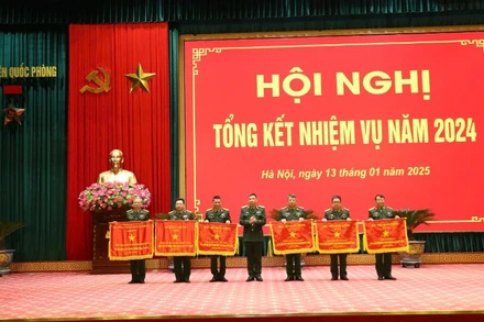 Giám đốc Học viện Quốc phòng Thượng tướng Trần Việt Khoa trao Cờ thi đua tặng các đơn vị xuất sắc. 