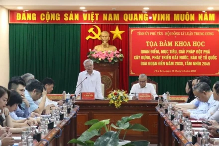 Giáo sư, Tiến sĩ Tạ Ngọc Tấn phát biểu tại tọa đàm.