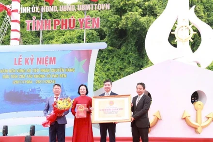 Đại diện lãnh đạo Bộ Văn hóa, Thể thao và Du lịch trao Bằng Di tích quốc gia đặc biệt Đường Hồ Chí Minh trên biển cho tỉnh Phú Yên.