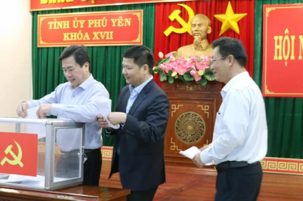 Các đại biểu bỏ phiếu tín nhiệm các chức danh lãnh đạo trong Đảng tại Hội nghị Tỉnh ủy Phú Yên lần thứ 14 (đợt 2)
