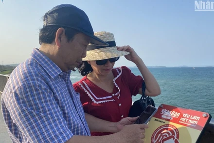 Bảng gắn chip NFC (công nghệ kết nối không dây) đã được lắp đặt tại Tháp Nghinh Phong, thành phố Tuy Hòa, Phú Yên.