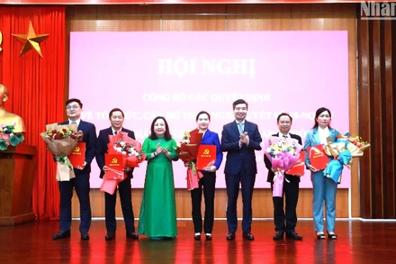 Thường trực Tỉnh ủy Phú Yên trao quyết định và tặng hoa cho lãnh đạo Ban Tuyên Giáo và Dân vận tỉnh.