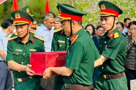 Đông đảo cán bộ, chiến sĩ và nhân dân tham dự lễ truy điệu, an táng liệt sĩ mới tìm thấy hài cốt tại huyện miền núi Đồng Xuân, Phú Yên.