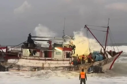 Các chiến sĩ Đồn Biên phòng Hòa Hiệp Nam ( Bộ đội Biên phòng Phú Yên) đang hỗ trợ đưa các thuyền viên tàu bị nạn lên bờ an toàn ( Ảnh CTV)