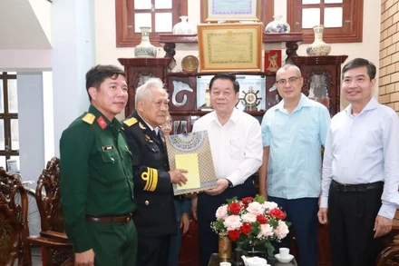 Trưởng Ban Tuyên giáo Trung ương Nguyễn Trọng Nghĩa thăm, tặng quà Anh hùng Lực lượng vũ trang Nhân dân Trung tá Hồ Đắc Thạnh.