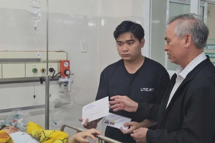 Đại diện Ban an toàn giao thông tỉnh Phú Yên đến thăm, động viên các nạn nhân đang cấp cứu tại bệnh viện