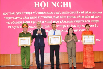 Các đồng chí Thường trực Tỉnh ủy Phú Yên trao bằng khen của Ban Tuyên giáo Trung ương khen thưởng tập thể và cá nhân có thành tích tiêu biểu trong học tập và làm theo tư tưởng, đạo đức, phong cách Hồ Chí Minh năm 2023.