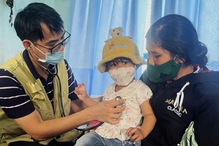 Bác sĩ Cù Nhật Quý thuộc Liên chi hội Tim mạch nhi và Tim bẩm sinh Thành phố Hồ Chí Minh đang khám cho các cháu ở xã Suối Bạc, huyện Sơn Hòa, tỉnh Phú Yên.
