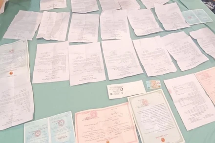  Nhiều giấy tờ các loại liên quan việc cho vay lãi nặng của các đối tượng ( ảnh do CA cung cấp)