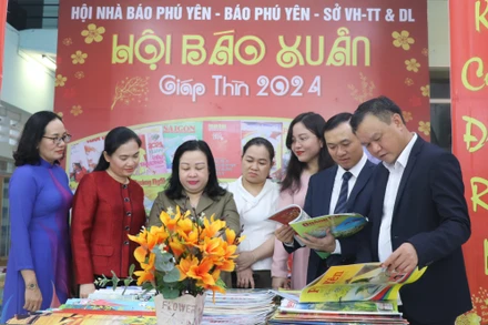 Các đồng chí lãnh đạo tỉnh Phú Yên tham gia Hội báo Xuân Giáp Thìn 2024.