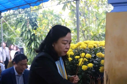 Lãnh đạo tỉnh Phú Yên dâng hương tại đập đầu mối hệ thống thủy nông Đồng Cam.