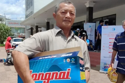 Ngư dân thành phố Tuy Hòa được nhận quà là những thiết bị cần thiết khi đi biển.