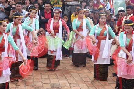 Các thiếu nữ Chăm ở Ninh Thuận biểu diễn múa quạt truyền thống nhân dịp vui đón lễ hội Ka-tê của đồng bào Chăm theo đạo Bà la môn ( ảnh: Nguyễn Trung)