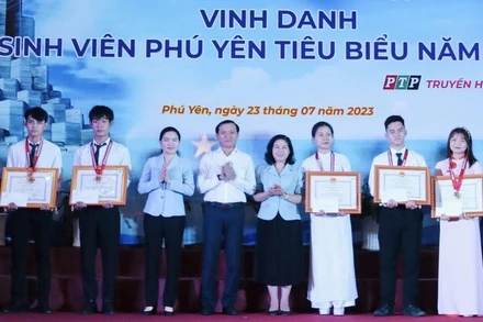 417 sinh viên được vinh danh, khen thưởng năm 2023, với 93 em đạt điểm trung bình cả năm từ 9 đến 9,9.