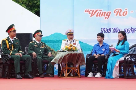 Anh hùng LLVTND Hồ Đắc Thạnh, nguyên thuyền trưởng Tàu 41 (ngồi giữa) đang giao lưu, nói chuyện với đoàn viên thanh niên về hành trình chuyến hàng đầu tiên vào bến Vũng Rô. 