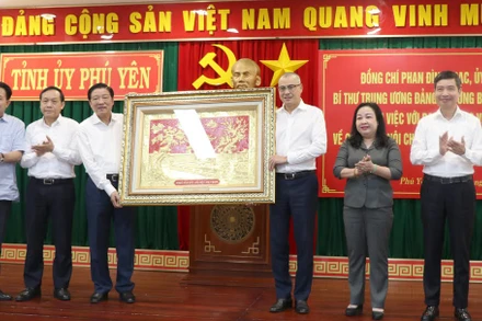 Đồng chí Phan Đình Trạc, Ủy viên Bộ Chính trị, Bí Thư Trung ương Đảng, Trưởng Ban Nội chính Trung ương tặng quà lưu niệm cho Thường trực Tỉnh ủy Phú Yên.