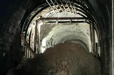 Một khối lượng lớn đất đá sạt lở bên trong hầm Bãi Gió chưa được khắc phục do tình trạng sạt lở diễn biến phức tạp.