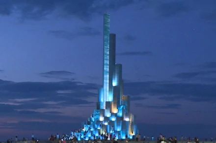 Tháp Nghinh Phong nằm ven biển thành phố Tuy Hòa đang thu hút đông khách du lịch.