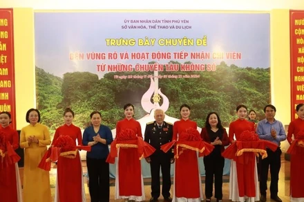 Lãnh đạo tỉnh Phú Yên thực hiện nghi thức khai mạc trưng bày.