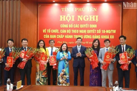 Thường trực Tỉnh ủy Phú Yên trao quyết định cho lãnh đạo các sở ngành sau sắp xếp, tinh gọn bộ máy. 