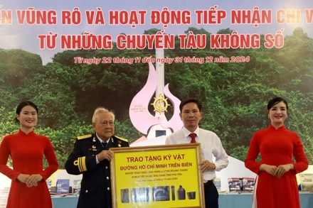 Anh hùng Lực lượng vũ trang nhân dân Hồ Đắc Thạnh, thuyền trưởng của 12 chuyến tàu Không số trao tặng kỷ vật đường Hồ Chí Minh trên biển cho Bảo tàng Phú Yên.