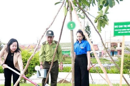 Lãnh đạo tỉnh Phú Yên tham gia trồng cây xanh tại khu vực công viên hồ điều hòa Hồ Sơn, thành phố Tuy Hòa.