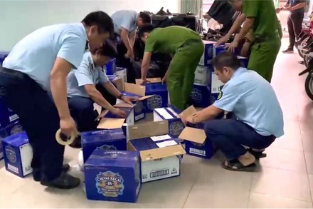 Lực lượng chức năng đang kiểm tra kiểm đếm số lượng rượu bị phát hiện, tạm giữ.